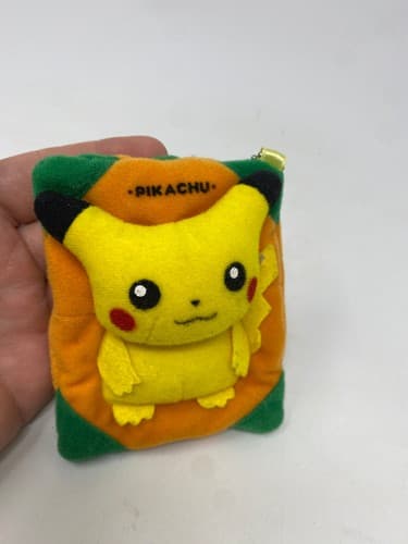 VINTAGE POKEMON 1999 TISSUE HOLDER PIKACHU KEYCHAIN POCKET TOMY JAPAN